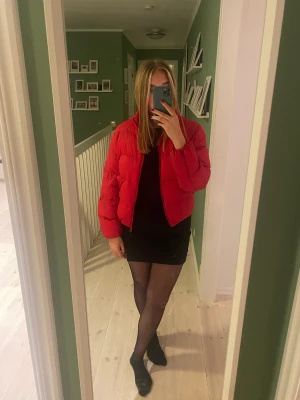 Röd dunjacka - Säljer denna dunjacka ifrån stadium. Storlek: S💞 Köparen står för frakten✨