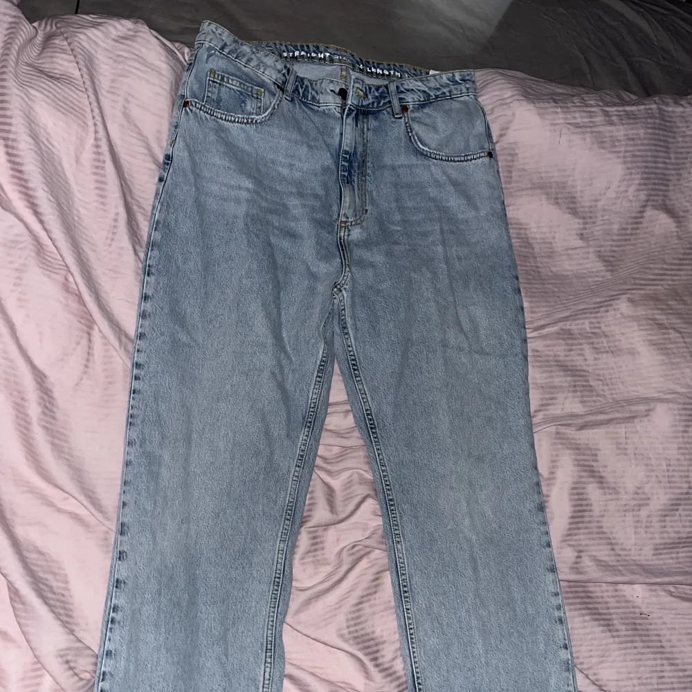 jätte fina mom jeans från bikbok med slits längst ner. storleken är W32 L34 och motsvarar cirka storlek 44. passar bra för dig som är lång. Jeans & Byxor.
