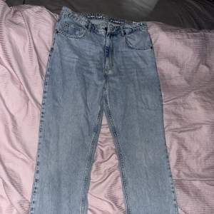 jätte fina mom jeans från bikbok med slits längst ner. storleken är W32 L34 och motsvarar cirka storlek 44. passar bra för dig som är lång