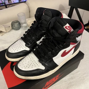 Air jordan 1 retro high gym red - Säljer pga av att dem inte används. Bra skick. Original låda och extra röda skosnören ingår. Nypris är 3200kr. Skriv i dm om du har frågor!