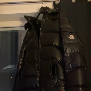 Moncler Maya jacka - Moncler maya sparsamt använd. Hör av er vid frågor!!