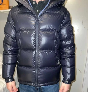 Moncler ecrins nylon - Hej! Säljer nu min moncler jacka i storlek Xs i skick 9/10 