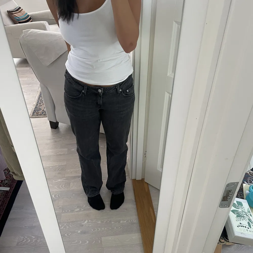 Säljer dessa jätte fina Weekday arrow low rise jeans (färgen tar black) då de tyvärr är för stora för mig. De är helt slutsålda på hemsidan. Säljer för 300kr + frakt💞 Skriv om ni har några frågor. Jeans & Byxor.