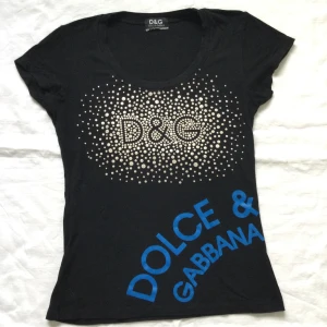 Dolce & Gabbana  - Svart tshirt med Dolce & gabbana tryck både på framsidan och baksidan