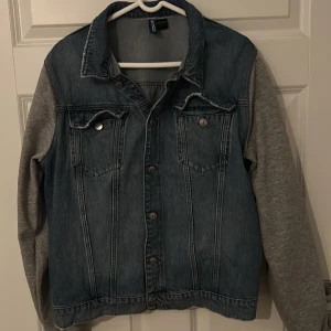 Jeansjacka - Jeansjacka med mjuka ärmar, väldigt bra skick. 
