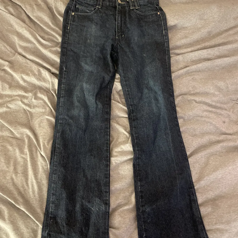 Ett par raka jeans som är mid-waist. Säljs då dom inte används💗Längden på dom är 158 och storleken xs-s💗. Jeans & Byxor.