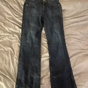 Ett par raka jeans som är mid-waist. Säljs då dom inte används💗Längden på dom är 158 och storleken xs-s💗