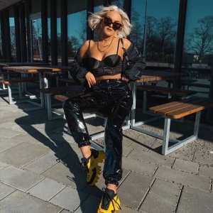 Vinylbyxor MadladyXLisa - Vinyl Dream Cargo byxor från Madlady x Lisa Anckarman. 