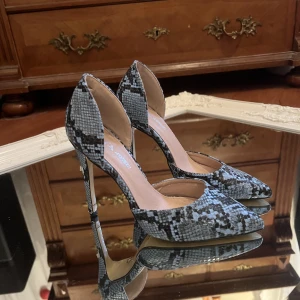 Blå pumps  - Jätte unika och fina blåa pumps i korodilimitation som värkligen gör vilken outfit som helst lite roligare. Ett par favoritskor som tyvärr inte kommit till användning. Helt oanvända förutom vid hemmabruk när man vill känna sig extra fin 