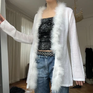 Unik vit kofta - storlek S. möts i stockholm eller fraktar. man köper genom att kontakta mig 🖤