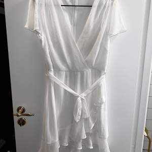 Säljer en vit kläning som är använd bara en gång 