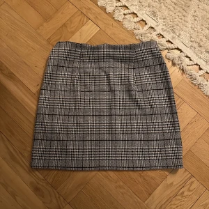 Rutig kjol - En grå mänstrad kjol i strl S från H&M divided. Knappt använd så den är i nyskick!
