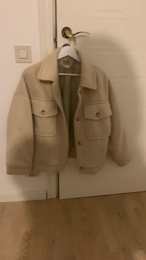 Vinterkappa - Säljer min beiga vinterkappa då den ej används. Det är inköpt förra året och har används ett fåtal gånger.