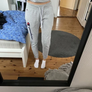 Champion mjuskisbyxor - Gråa mjukisbyxor ifrån champion. Byxorna är i herrstorlek S och skulle säga att den passar XS och S. Pris går att diskutera💕