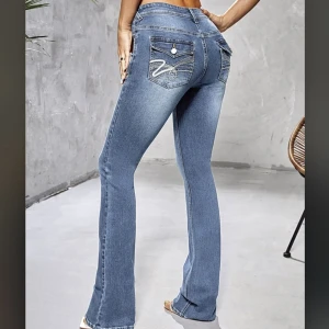 Lågmidjade bootcut jeans - Säljer dessa lågmidjade bootcut jeans då dem aldrig kommit till användning💕endast testade aldrig använda! Obs uppklippta nertill för att föröka få dem längre!