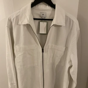 Overshirt - Säljer denna fräscha overshirt som aldrig har använts. Nypris 250. 