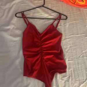 Röd body - Fin vinröd body i storlek xs. Använd tre gånger. Bra skick, inga tydliga skador. 