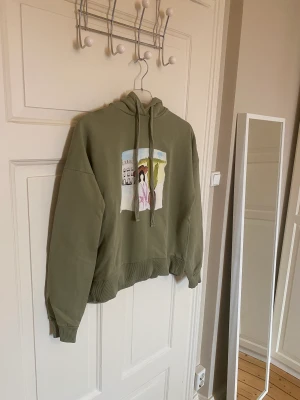 Hoodie från NA-KD - Säljer denna fina hoodie från NA-KD. I fint skick. Storlek S. Materialslappen finns inte. Tryck framtill. 