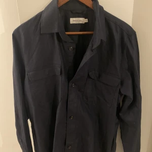 Overshirt - Säljer denna overshirt då den inte används längre. 9/10 skick och har knappt används. Nypris 400.