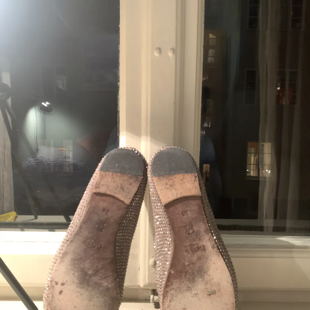 Säljer ett par jätte fina Hoss Intropia ballerina flats skor som inte tillverkas längre. Storlek 38. De är knappast använda. Det syns lite på sulan, inte något på utsidan. Priset kan förhandlas. Ordinarie pris-2750kr. Skor.