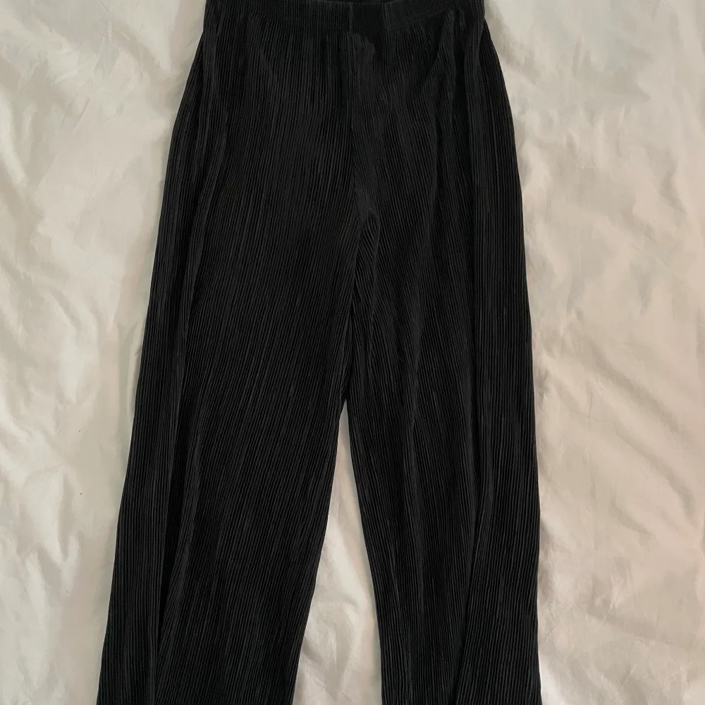 Svarta byxor, typ vofflat mönster, väldigt sköna!. Jeans & Byxor.
