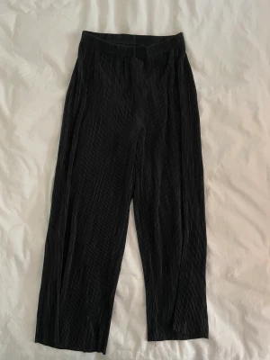 Byxor - Svarta byxor, typ vofflat mönster, väldigt sköna!