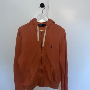 Ralph lauren zip hoodie - Ralph lauren tröja. Bra skick 8/10. Köpt i usa ett par år sen. Storlek M