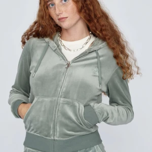 Grön Juicy Couture tröja😍 - Superfin grön Juicy tröja i storlek S🤩, andvänd en gång, säljer pga inte rätt storlek för mig. Kom privat för fler bilder💓