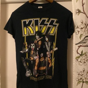 Kiss 2017 tour t shirt - Storlek small, säljer för att den är för liten. Kan mötas upp i gbg