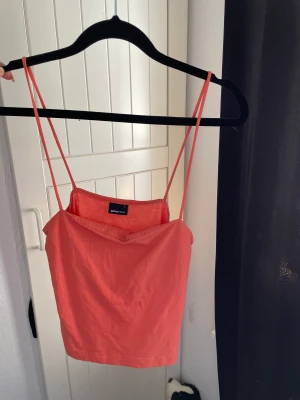 linne från gina tricot - axelbanden ser extremt lång ut men den sitter som den ska. säljs då den inte kommer till användning