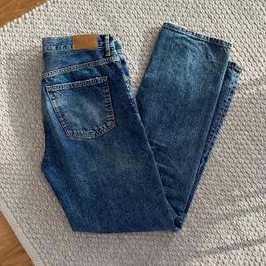 Raka jeans från GinaTricot i deras good collection. Jeansen är i storlek 38 - normala i storlek☺️