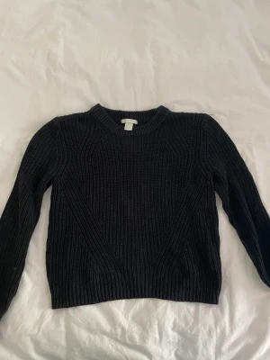 Kabelstickad tröja  - Kabelstickad tröja i svart från H&M