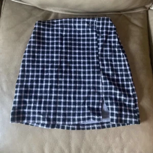 Mini kjol  - En jätte fin mini kjol från hm som tyvärr har blivit för liten. Den har ett slit och är stretching i midjan så den kan passa m-xs. 