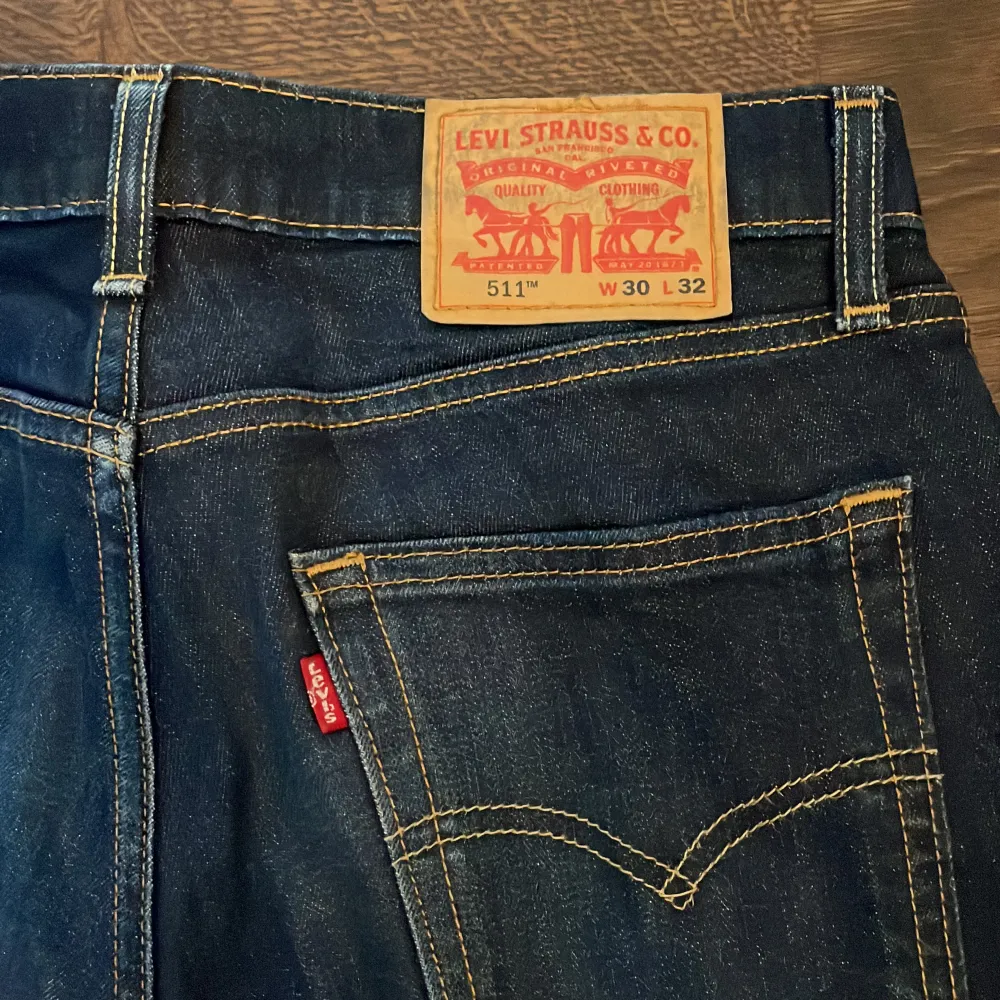 Säljer mörkblåa levi’s 511 i storlek W30 L32, ser oanvända ut. Nypris 1349kr och säljer för 800kr + frakt (kan mötas upp i Stockholm).😄. Jeans & Byxor.