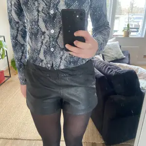 Jättecoola skinn shorts som är perfekta att ha till fest 