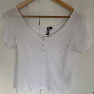 Supersöt vit t-shirt med knäppning, den är i storlek L men är som en M❣️