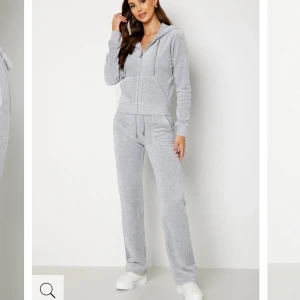 Juicy couture grå XS - Använd fåtal gånger, är i nyskick , både byxorna och koftan är i XS