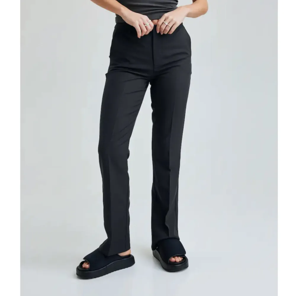 Säljer mina Vilma kostymbyxor från BIKBOK då dom är för små för mig, använda typ 2 gånger så de är i mycket gott skick💞 (nypris 399kr). Jeans & Byxor.