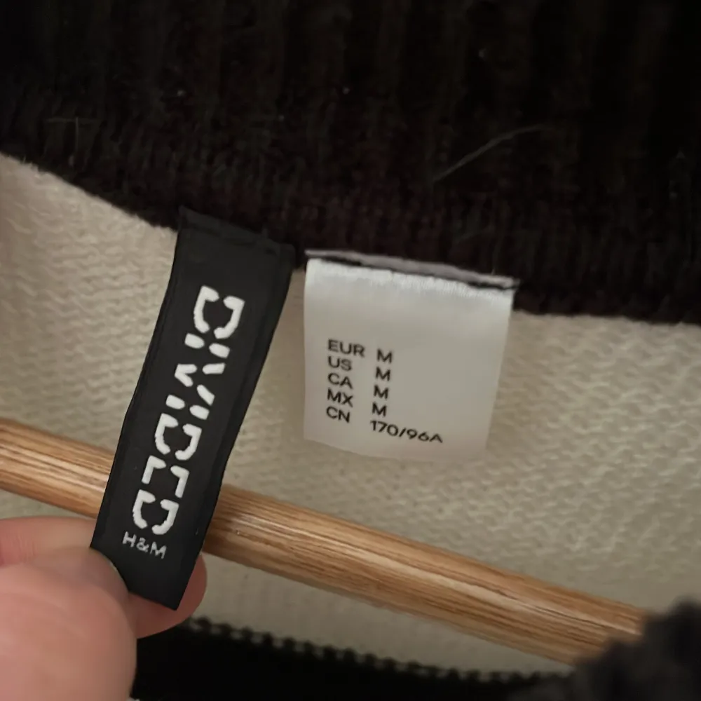 Söt randig stickad tröja från H&M, kommer ej till användning säljer därför, nypris 200-300kr vet ej exakt❣️står inte för frakt. Stickat.