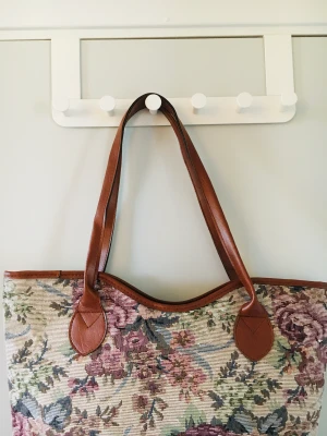 Blommig väska - En vintage väska i fint skick 