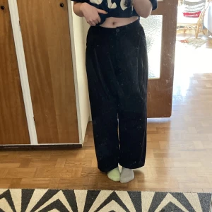 Kostymbyxor  - Kostymbyxor från monki, bra skick, storlek 36, midjemått 74, passar perfekt för mig som är 173 cm lång