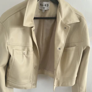 Kort beige jacka - En kort beige jacka från nakd, i storlek xs, aldrig använts, frakten ingår i priset.⚡️🌸💞
