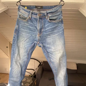 Mörkblåa jeans - Ett par mörkblåa jeans från märket Smog.  Lite använda men i fint skick.  Storlek 29/30 