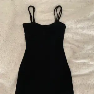 Säljer den kända klänningen från H&M i storlek xs då den inte kommer till användning. Den är aldrig använd så den är i mycket bra skick. Säljer för 150+frakt på 52kr. Kontakta för fler bilder eller vid frågor💗