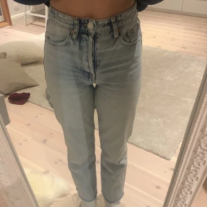 Högmidjade jeans  - Det sitter jätte bra på min kropp har xs s men väldigt små i längden då jag är 158 cm högmidjade