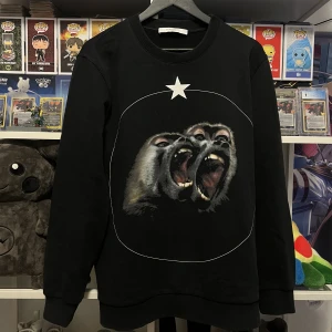 Givenchy Monkey Brothers Sweatshirt - Givenchy tröja svart med apor i storlek medium. Knappt använd 8/10 skick.