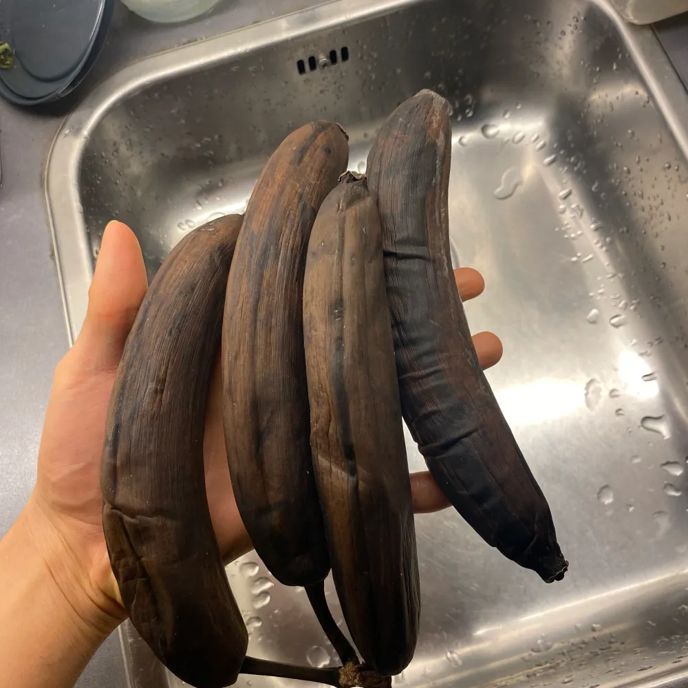 Säljer 4 st svarta bananer. Det är ren fin ädi i dem. Fin vit vätska.  Kan ge 2 för 1 om det är snabb affär.  500kr st. Direkt från Jamaica sky.  Kan gå med på byte om det är fina produkter som kan bytas. Först till kvarn . Övrigt.