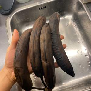 Säljer 4 st svarta bananer. Det är ren fin ädi i dem. Fin vit vätska.  Kan ge 2 för 1 om det är snabb affär.  500kr st. Direkt från Jamaica sky.  Kan gå med på byte om det är fina produkter som kan bytas. Först till kvarn 