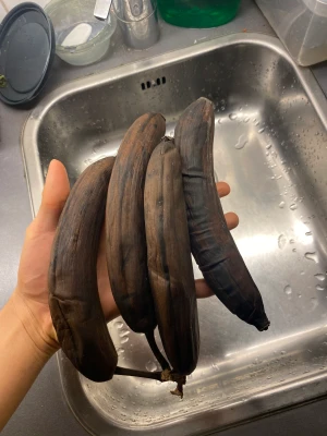 Svarta bananer  - Säljer 4 st svarta bananer. Det är ren fin ädi i dem. Fin vit vätska.  Kan ge 2 för 1 om det är snabb affär.  500kr st. Direkt från Jamaica sky.  Kan gå med på byte om det är fina produkter som kan bytas. Först till kvarn 