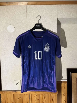 Argentina away fotboll tshirt messi - Argentina Away fotbollströja med Messi och nummer 10 på. Splitterny, tags och påse medföljer, storlek S men passar även M